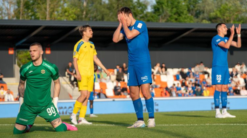 Dāvis Veisbuks glābj pēc Jāņa Ikaunieka sitiena. Foto: Roberts Pūce/RFS