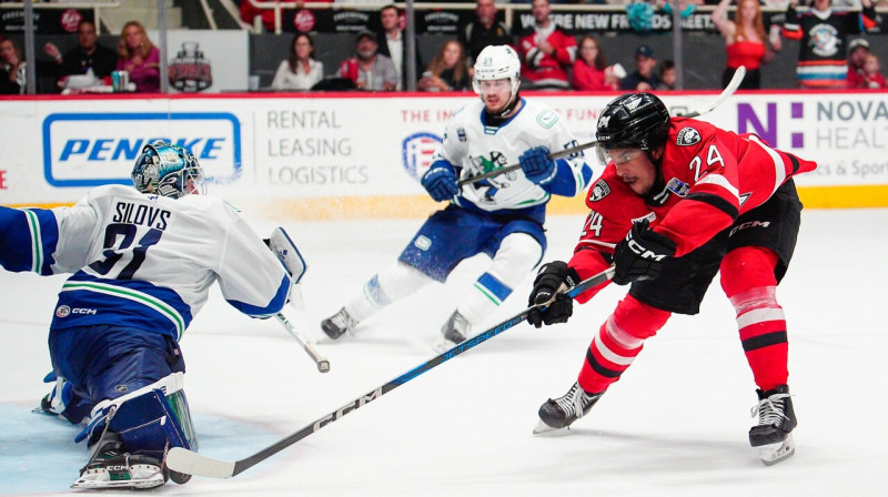 Džastins Saurdifs pret Artūru Šilovu. Foto: Jacob Kupferman/Charlotte Checkers