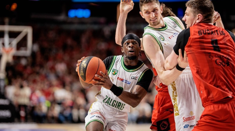 Silvēns Fransisko ar bumbu Kauņas "Žalgira" cīņā pret Viļņas "Rytas". Foto: Josvydas Elinskas/ELTA