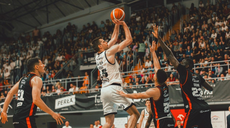 Ojārs Siliņš uzbrukumā cīņā pret Ļubļinas "Start". Foto: Paweł Kołakowski/Legia Warszawa
