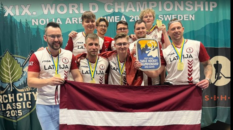 Latvijas galda hokejisti. Foto: LGHF