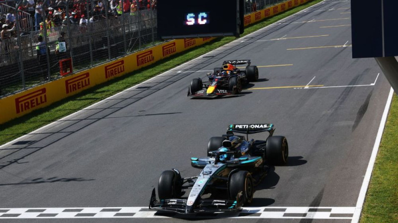 Džordžs Rasels un Makss Verstapens finišā. Foto: Motorsport.com