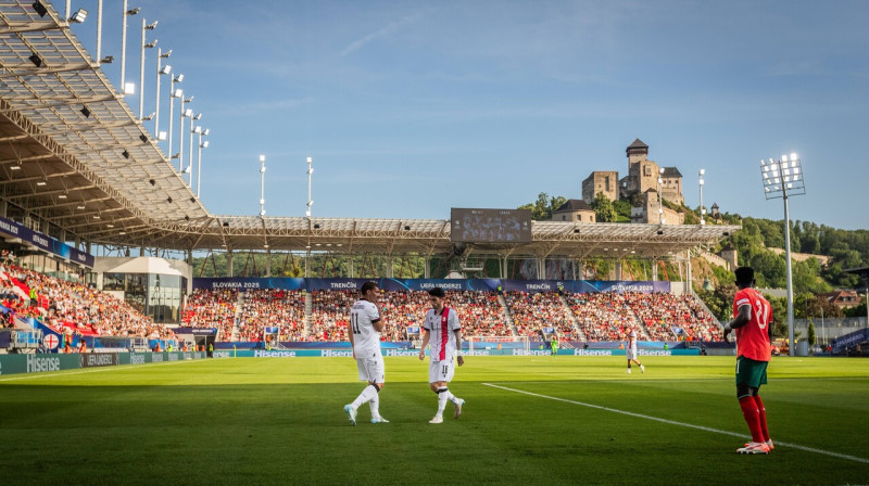 Trenčīnas pils fonā Gruzijas un Portugāles U21 valstsvienību spēlei. Foto: Branislav Račko/Imago Images/Scanpix