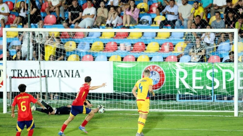 Bumba Rumānijas U19 valstsvienības vārtos. Foto: UEFA