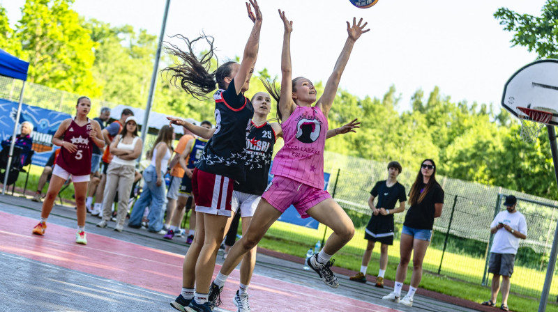 Latvijas U14 čempionāta meiteņu grupas finālspēle. Publicitātes foto