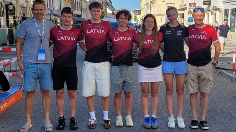 Latvijas trialtonisti ar teneriem. Foto: LTF.