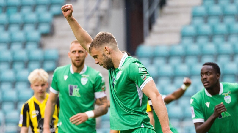 Tallinas "Levadia" futbolists Roberts Ķiršs (priekšplānā) pēc vārtu guvuma. Foto: Katariina Peetson/Jana Karzetskaja/EJL