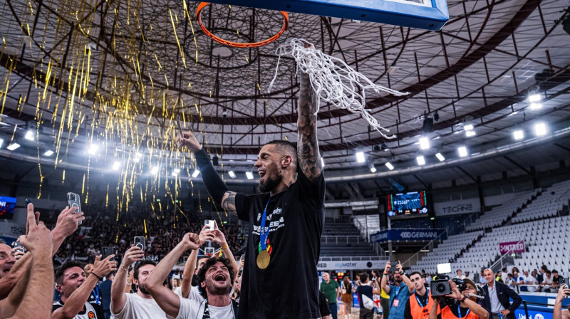 Boloņas "Virtus" basketbolists Daniels Hakets pēc triumfa Itālijas A sērijā. Foto: Virtus Bologna