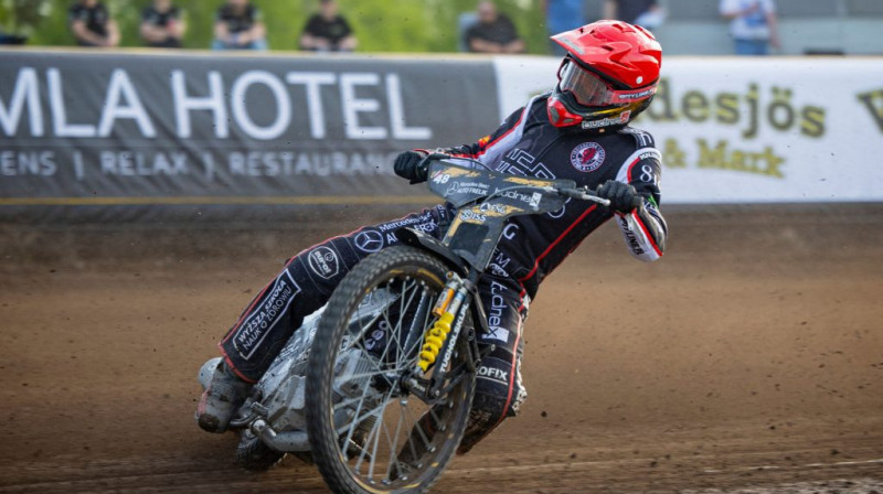 Francis Gusts sekmīgi debitēja "Indianerna" komandas rindās.