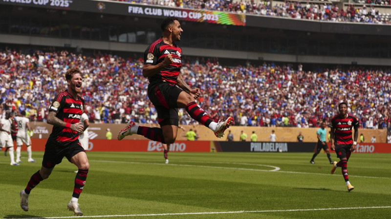 Riodežaneiro "Flamengo" futbolists Danilo pēc uzvaras vārtu guvuma. Foto: Derik Hamilton/AP/Scanpix
