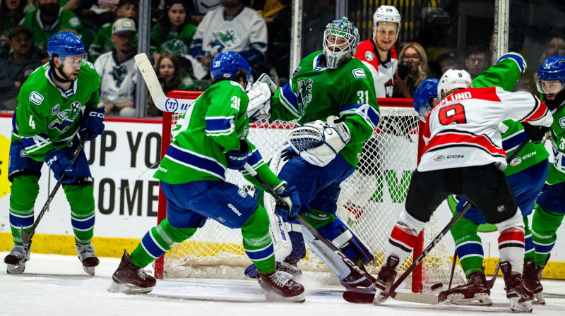 Cīniņš pie Artūra Šilova sargātā cietokšņa. Foto: Abbotsford Canucks