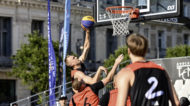 Mirklis no "Rīgas" un "Kandavas" savstarpējās cīņas Puatjē. Foto: FIBA