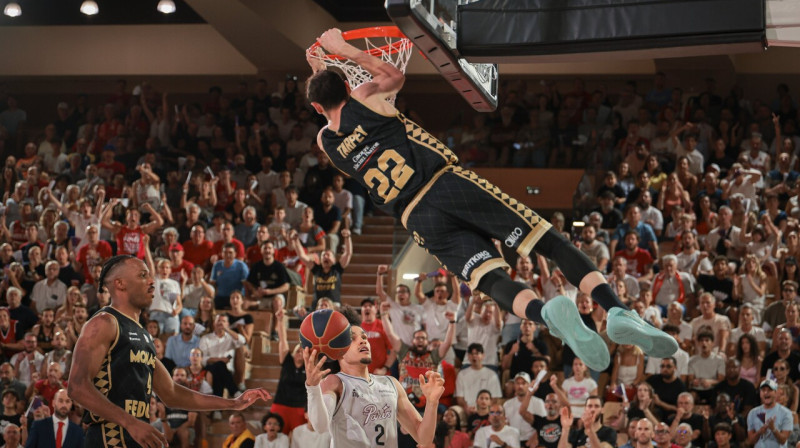 Monako basketbolista Terija Tarpija trieciens grozā no augšas. Foto: AS Monaco Basket