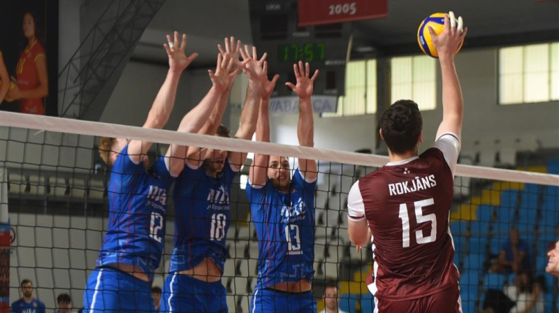 Armands Rokjāns uzbrukumā spēlē pret Slovākijas valstsvienību. Foto: CEV