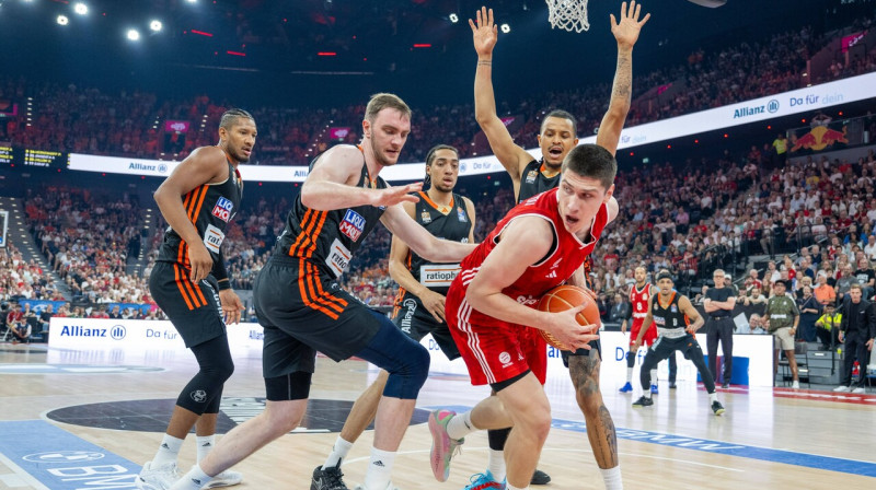 Minhenes "Bayern" aizsargs Ivans Harčenkovs Ulmas "Ratiopharm" basketbolistu ielenkumā. Foto: Ulrich Gamel/Kolbert-Press/Imago Images/Scanpix