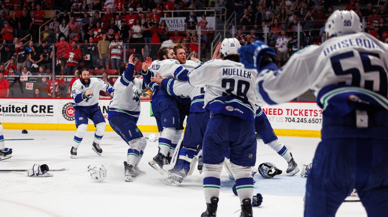 Abotsfordas "Canucks" hokejisti triumfa brīdī Kaldera kausa izcīņā. Foto: Ian Yount/Charlotte Checkers