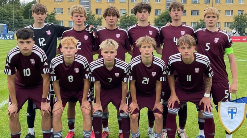 Latvijas U17 valstsvienības futbolisti pirms 2025. gada Baltijas kausa izcīņas Tallinā. Foto; LFF