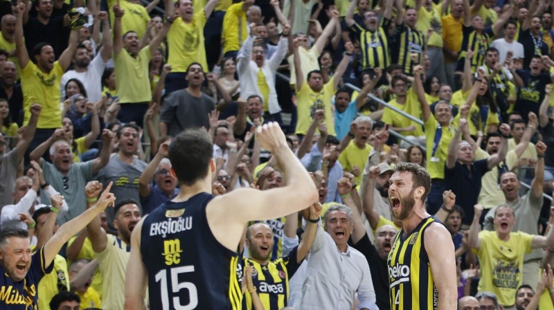 Itālis Nikolo Melli un Stambulas "Fenerbahçe" kluba līdzjutēji. Foto: Fenerbahçe Beko