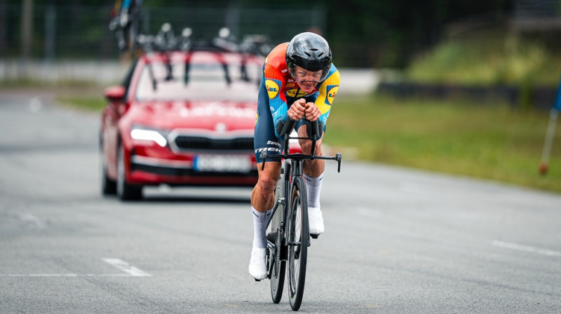 Toms Skujiņš brauc pretī piektajam titulam individuālajā braucienā. Foto: Māris Vancevičs.