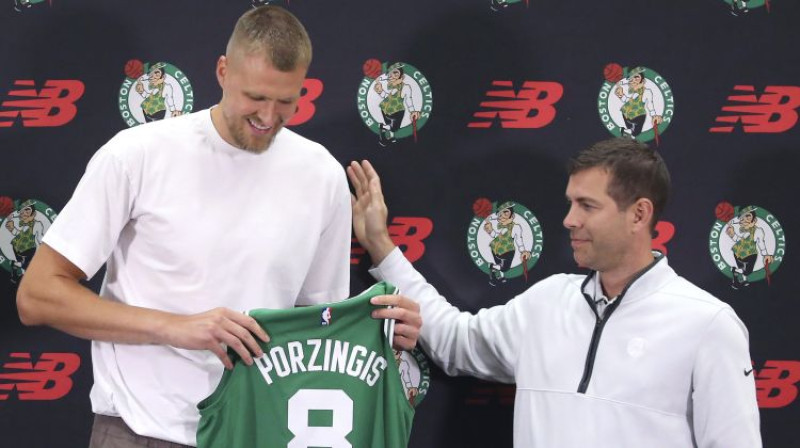 Kristaps Porziņģis un Breds Stīvenss. Foto: AP/Scanpix