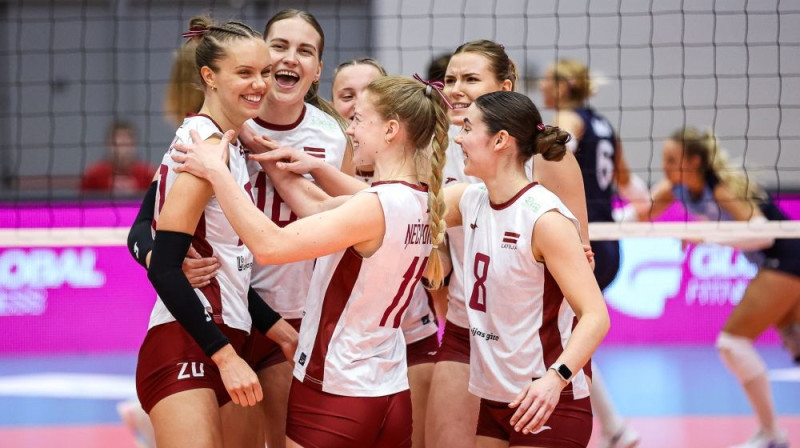 Latvijas sieviešu izlases volejbolistes. Foto: Artūrs Stiebriņš