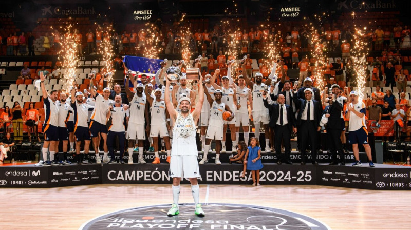 Serhio Ļuļs un Madrides "Real" komanda. Foto: Liga Endesa
