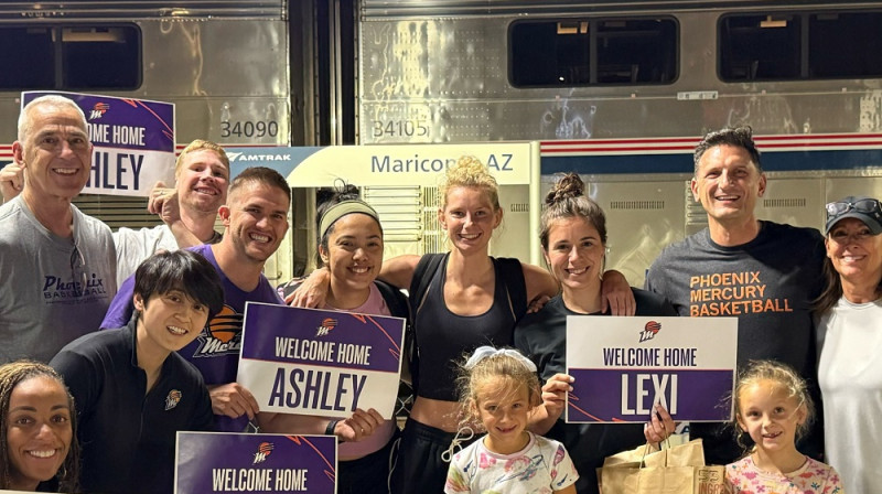 Leksi Heldas un Ešlijas Lī atgriešanās Fīniksā 2025. gada 24. jūnijā. Foto: Phoenix Mercury