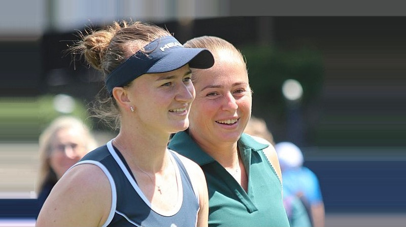 Barbora Krejčīkova un Aļona Ostapenko. Foto: Elisa Alcoba / Elisse Tennis