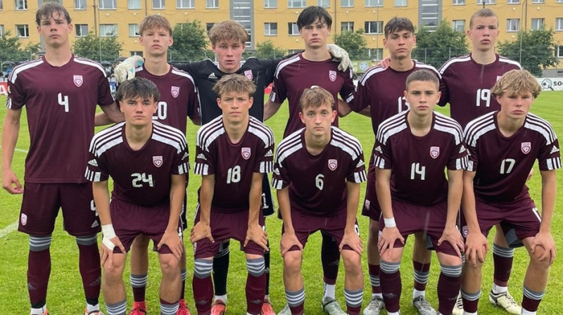 Latvijas U17 valstsvienības futbolisti pirms spēles pret igauņiem. Foto: LFF