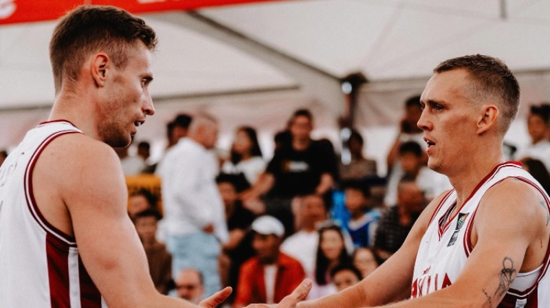 Kristaps Gludītis un Nauris Miezis. Foto: FIBA