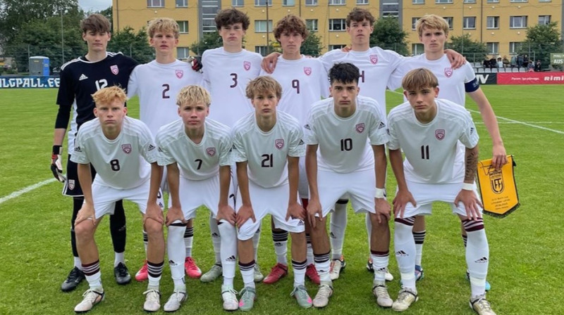 Latvijas U17 valstsvienības futbolisti pirms spēles pret lietuviešiem. Foto: LFF