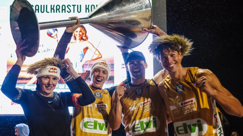 Anastasija Samoilova, Tīna Graudiņa, Ardis Bedrītis, Arturs Rinkevičs. Foto: Artūrs Stiebriņš, volejbols.lv