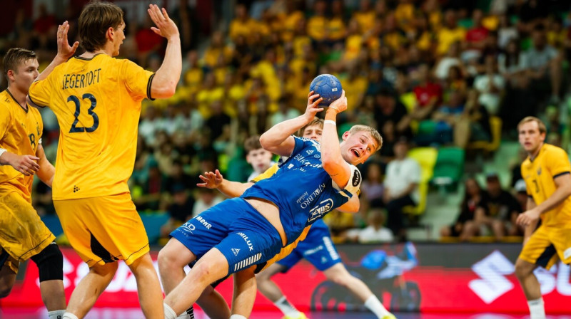 Fēriešu handbolists Trūgvi Hāvardsons cīņā par pasaules meistarsacīkšu bronzu pret Zviedrijas U21 valstsvienību. Foto: IHF