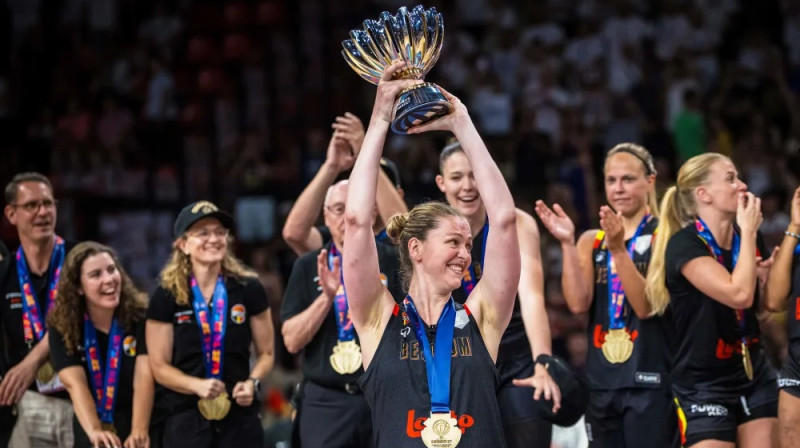 Beļģijas kapteine Emma Mēsemana paceļ Eiropas čempionu kausu. Foto: EuroBasket Women