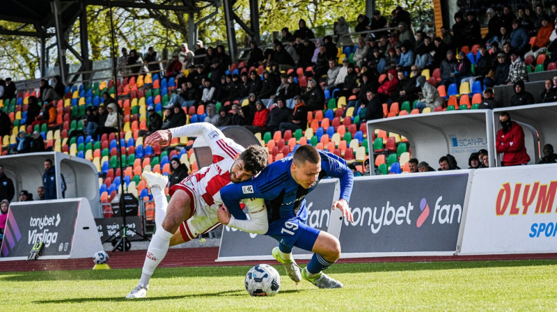 Anto Babičs ("Liepāja") cīņā pret Rodrigo Gauči ("Grobiņa"). Foto: Aiga Veisa