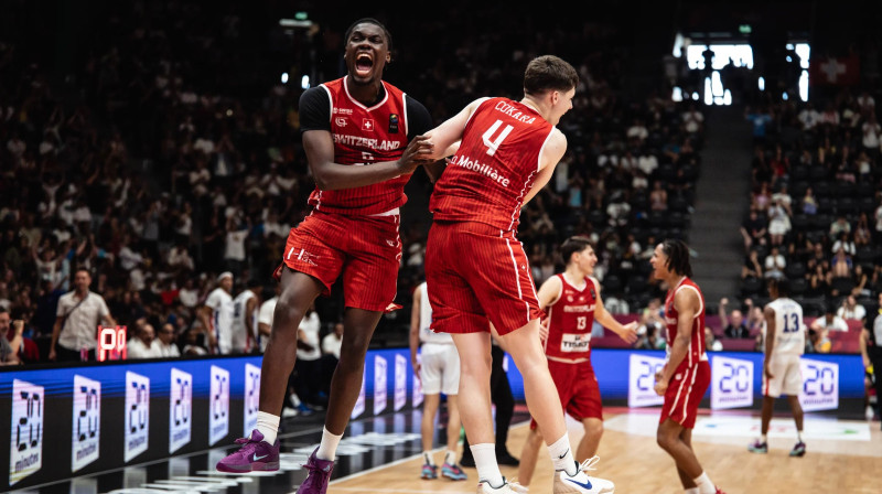 Šveices U19 valstsvienības basketbolisti Pasaules kausa spēlē pret Dominikānu Lozannā. Foto: FIBA