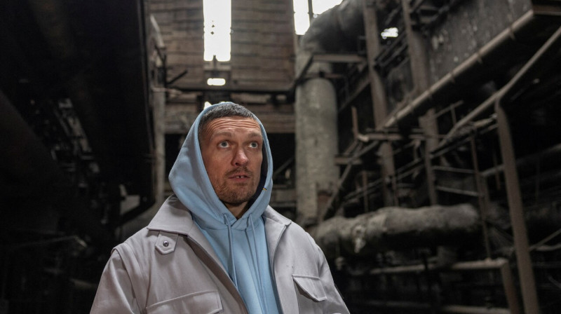 Oleksandrs Usiks, apmeklējot kādu Krievijas raķešu triecienā cietušu Ukrainas termoelektrostaciju. Foto: Valentyn Ogirenko/Reuters/Scanpix