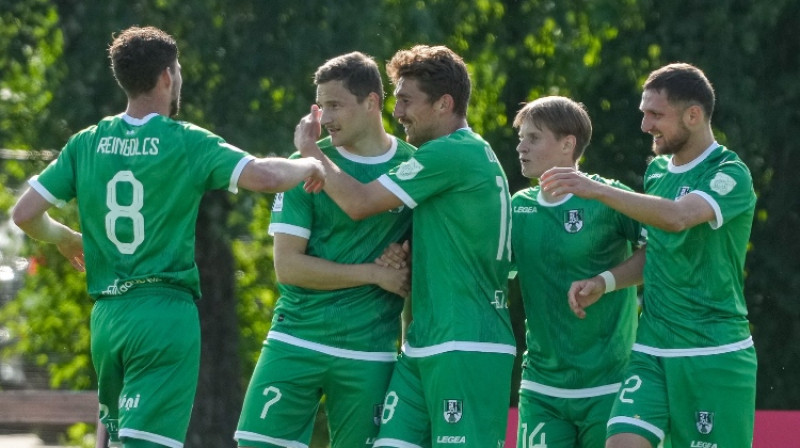 Ingars Pūlis komandas biedru ielenkumā. Foto: Kristians Putniņš