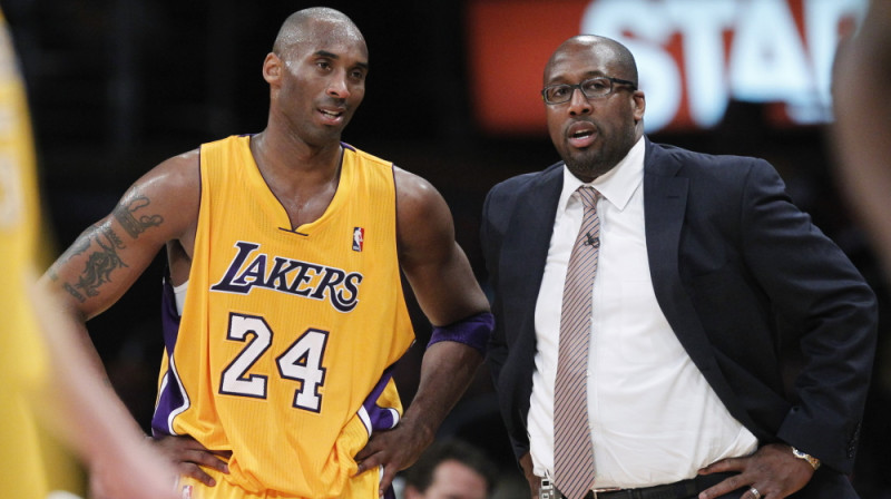 Kobe Braients un Losandželosas "Lakers" treneris 2012. gadā - Maiks Brauns. Foto: Reuters/Scanpix