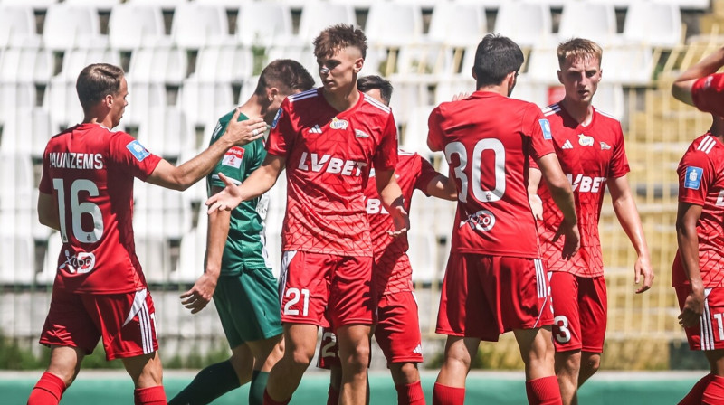 Alvis Jaunzems ar jaunajiem komandas biedriem. Foto: Lechia Gdańsk