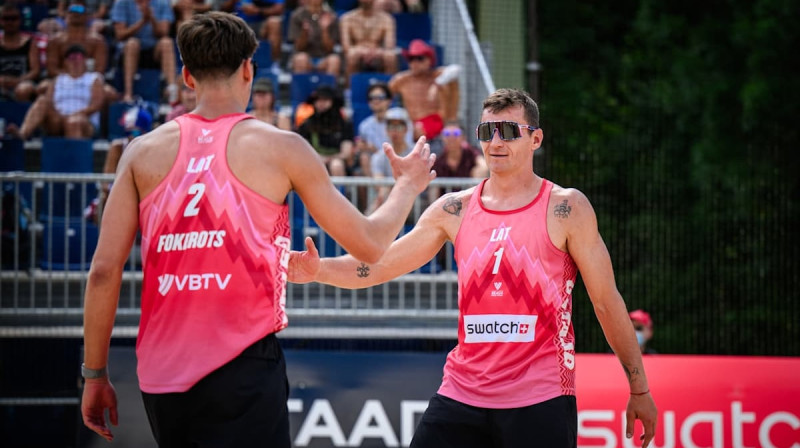 Kristians Fokerots un Mārtiņš Pļaviņš. Foto: volleyballworld.com