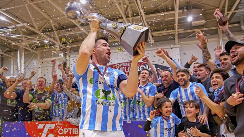 "Riga" kapteinis Maksims Seņs ar Latvijas čempionu kausu. Foto: Igors Timofejevs/Riga Futsal Club