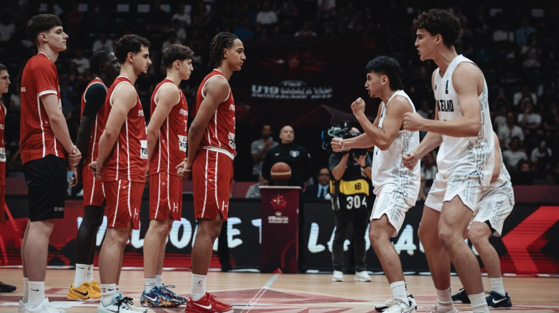 Jaunzēlandes U19 valstsvienības basketbolisti, izpildot haku pirms Pasaules kausa ceturtdaļfināla spēles. Foto: FIBA