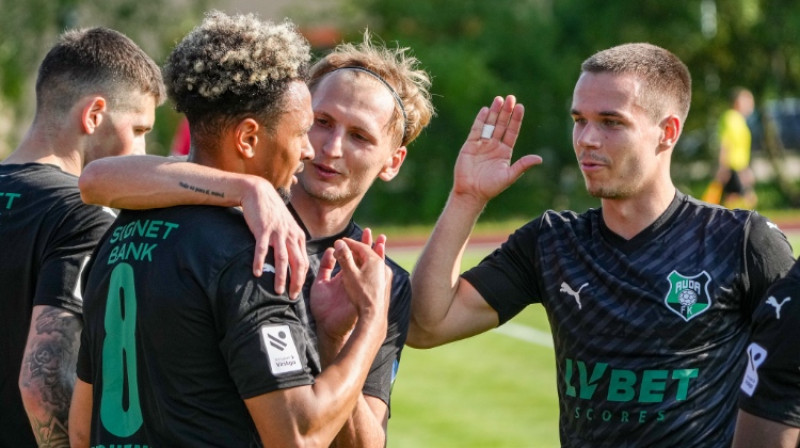 Kemelo Ngenā komandas biedru apskāvienos. Foto: Kristians Putniņš