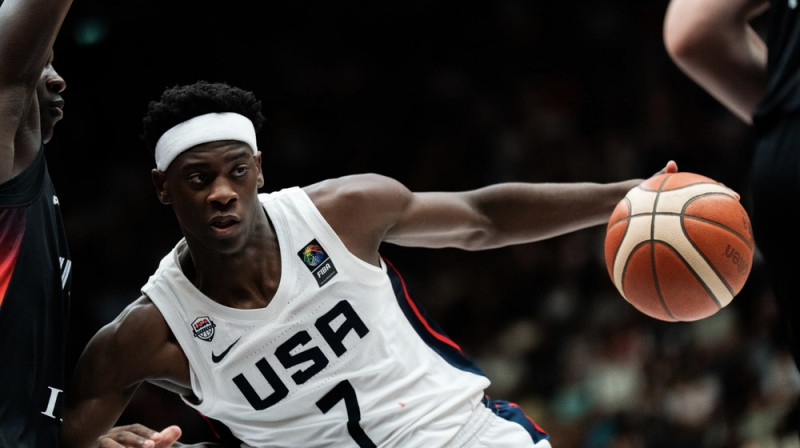 Eidžejs Dibantsa pret Deklanu Durū. Foto: FIBA