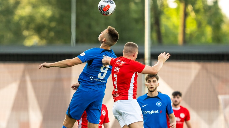 Jānis Ikaunieks 2024. gada vasarā spēlē pret "Larne". Foto: Sanita Ieva Sparāne/RFS