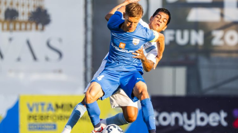 Edgars Ivanovs pret peruāni Joao Grimaldo. Foto: Riga FC