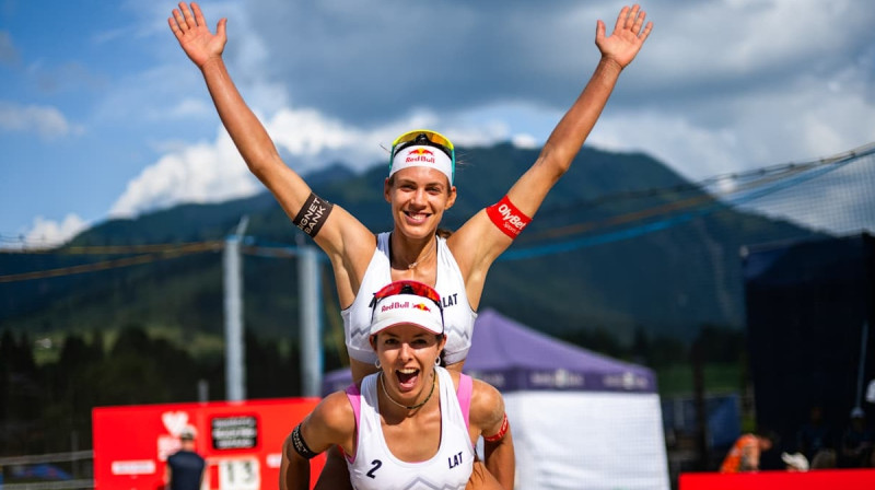 Anastasija Samoilova un Tīna Graudiņa. Foto: volleyballworld.com