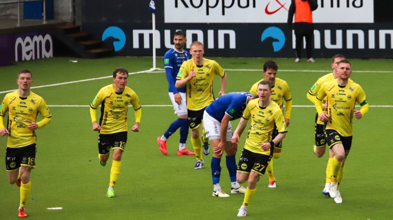 "NSÍ Runavík" futbolisti pēc vārtu guvuma. Foto: Hjalmar Jóhan Juul