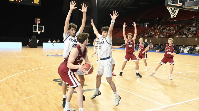 Mirklis no Armēnijas un Latvijas U20 valstsvienību spēles Erevānā. Foto: FIBA